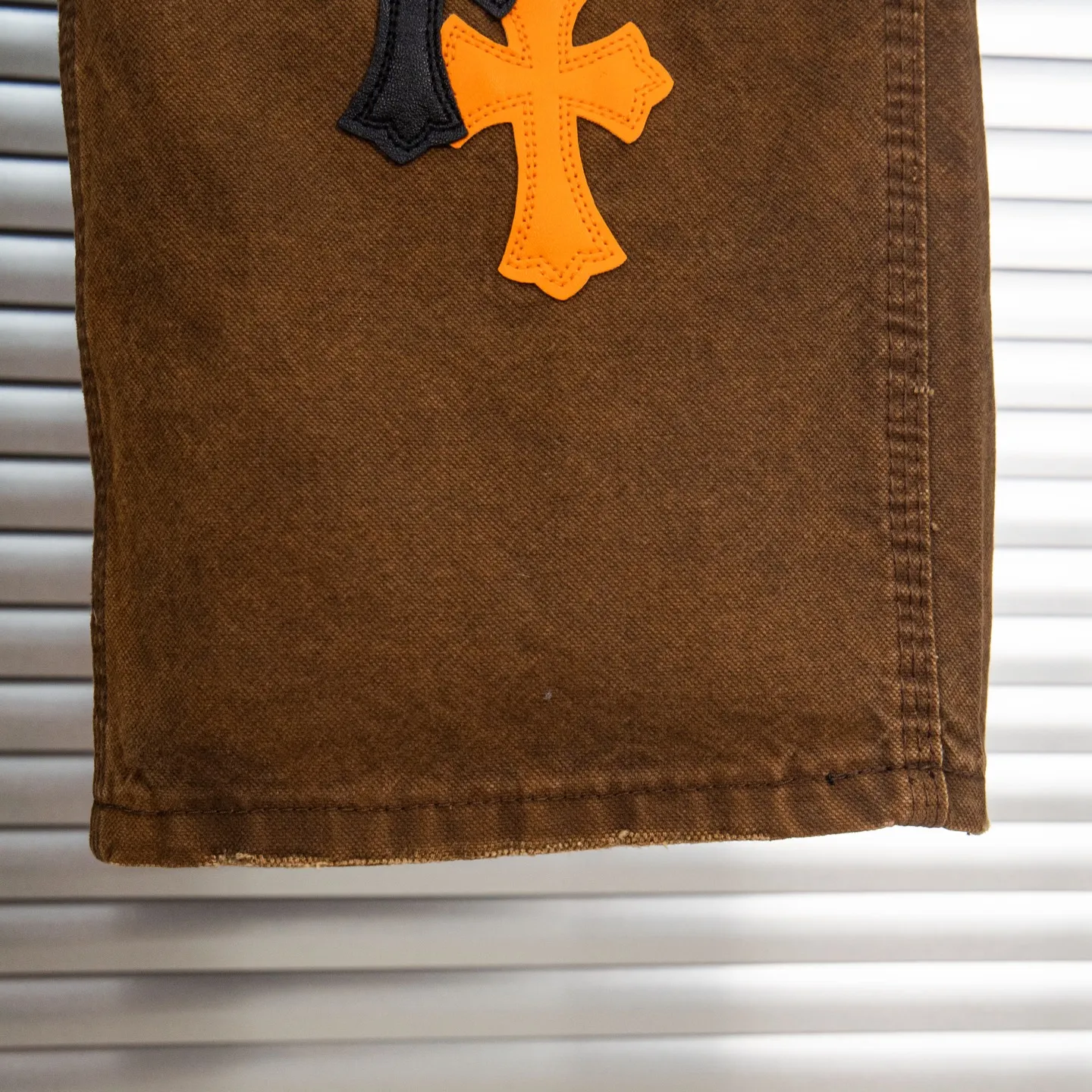 P290 Chrome Hearts Chrome Hearts Brown Logging Orange Multi-leather Jeans Multi-leather standard workwear jeans and jeans need to be washed and then disassembled and hand-stitched with sheepskin cross leather and then spliced to complete. The whole process is too complicated to describe. About Chrome Hearts This is an extremely luxurious fashion brand that can also be called the nobility of the high street. It has always been an exclusive brand for some hipsters or the second generation of rich people. Compared with ordinary high streets, it is more luxurious and noble. Compared with luxury brands, it is more fashionable and individual. It has always been a brand that I have a special liking for. Style number: 1787# Color: Brown Size: 28 30 32 34 36